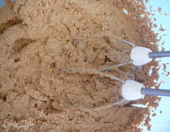 Влейте 3 ст. л. коньяка, положите мускатный орех и молотый перец, 100 г размягченного сливочного масла. Все хорошо взбейте блендером.