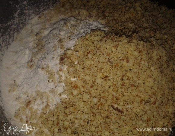 всыпать соду,муку,орехи,миндаль ,добавить яйцо и мелко нарезанный урюк