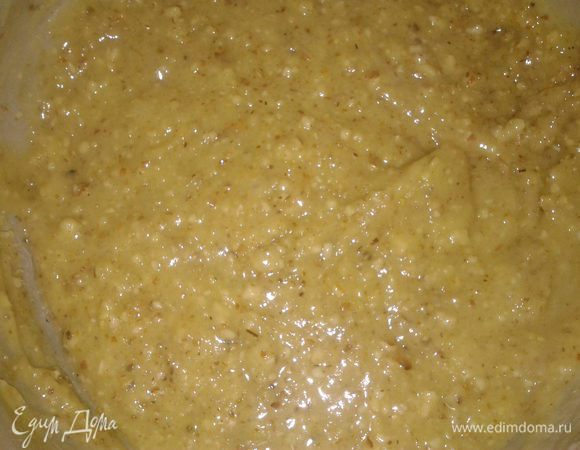 всё тщательно размешать и разложить по смазанным маслом формочкам,наполняя их больше,чем наполовину