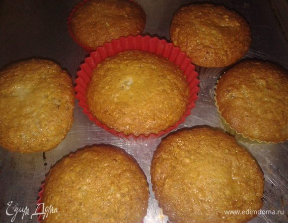 выпекать при 180 градусах 15 минут;когда достанете кексы из духовки,будет казаться,что слишком мягкие и не пропеклись,-на самом деле,они готовы,только им надо дать время остыть и подсохнуть