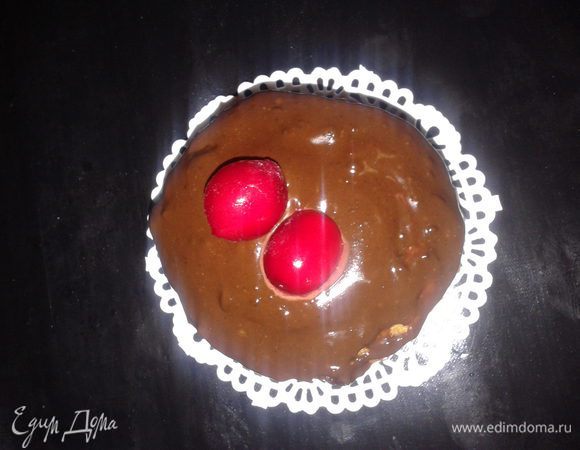 для глазури смешать шоколад.сливки с какао и поставить на водяную баню, покрыть кексы глазурью ,украсить вишенкой или грецким орехом...