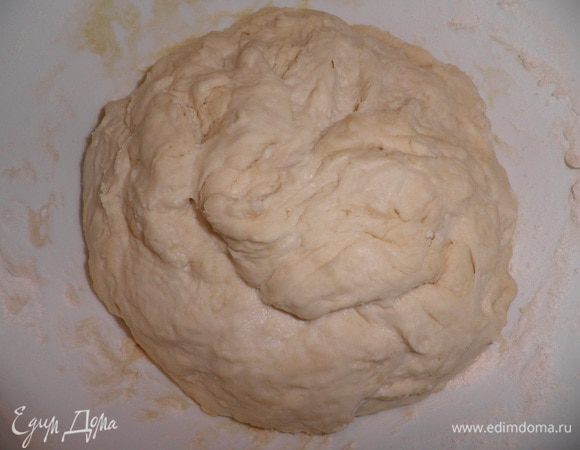Молоко комнатной температуры соединить в глубокой тарелке с водой,добавить сюда же соль и дрожжи.
Всыпать в тарелку просеянную муку и перемешать.
Добавить к тесту оливковое масло и тщательно вымесить тесто.
Накрыть тесто плёнкой и убрать в тёплое место на 40 минут.