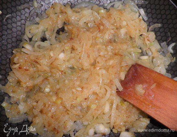 Лук очистить и нарезать полукольцами.

Обжарить на сливочном масле вместе с измельчённым чесноком,постоянно помешивая около 15 минут.
Затем всыпать сахар и готовить ещё 2 минуты.

