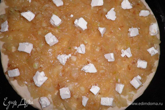 Тесто раскатать в лепёшку и поместить на противень,смазанный маслом.Сверху выложить лук и присыпать раскрошенным сыром.