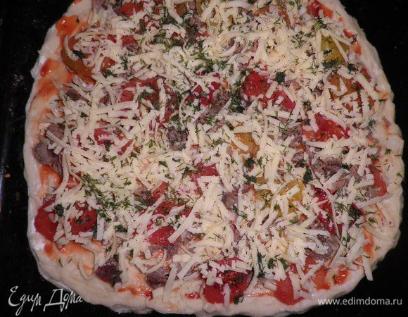 Потом ,очищенные от кожицы помидоры нарезать кружками и положить на мясо.
Всё посыпать сыром и измельчённой зеленью укропа.
Ставим в духовку на 20 минут.