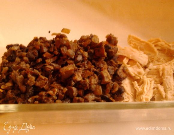 грибы помыть,мелко порезать и пожарить вместе с луком и выложить сверху кур.филе.Я делала напополам,потому что некоторые гости не любят грибы