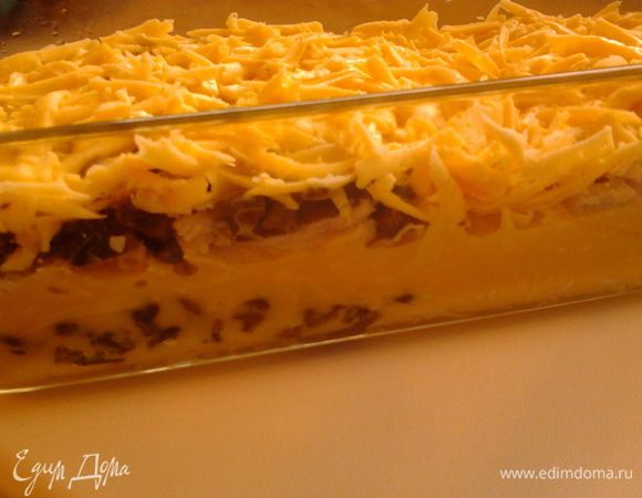 делаем заливку.Взбиваем яйца с молоком солим по вкусу и выливаем сверху