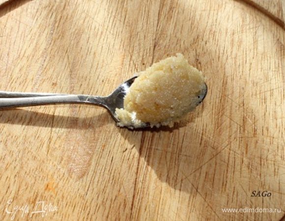 Очищенные зубчики чеснока растереть в ступке с морской солью до однородной кашицы.