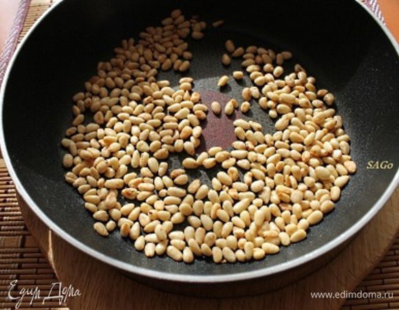 Кедровые орехи прокалим на сухой раскалённой сковороде до появления приятного орехового аромата пару минут, постоянно встряхивая сковороду. Важно не пережарить!