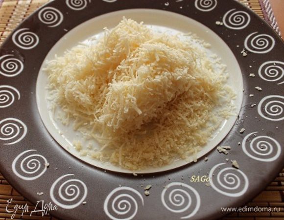 Пармезан натираем на мелкой тёрке.