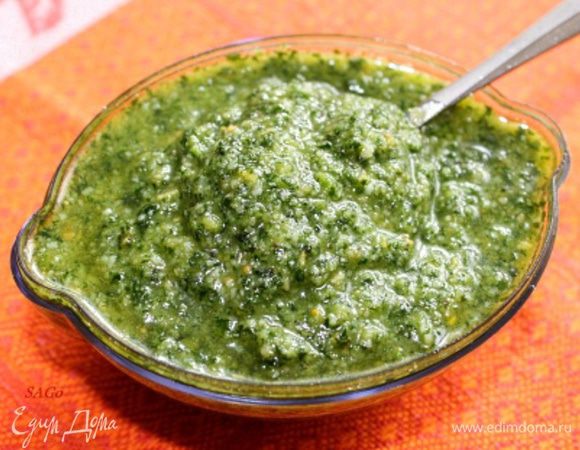 Как только соус достиг пастообразной консистенции, можно добавлять сыр. Взбиваем буквально секунд 10-15, просто чтобы была более однородная текстура. Соус готов. Храним его в холодильнике (дней до 5-ти можно), там он ещё немного загустеет.