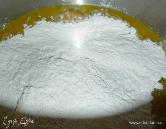 а в конце добавляем просеянную муку с разрыхлителем. С помощью миксера взбиваем до однородной массы, на малых оборотах.