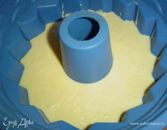 Готовое тесто выливаем в форму и выпекаем 30-35 минут. Готовность проверяем деревянной палочкой, при готовности кекса она должна оставаться сухой.