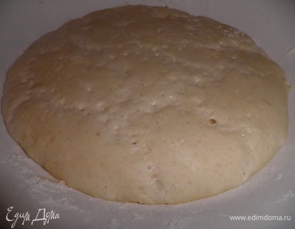 В 1/3 стакане теплой воды развести сухие дрожжи,добавить мед.Все это влить в муку и перемешать,затем добавить масло и замесить тесто.Оставляем тесто в теплом месте на 15 мин.,накрыть от заветривания. 


