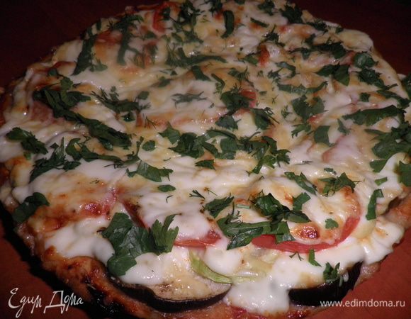 Ставим в духовку. Готовую пиццу посыпать мелко нарезанной зеленью.