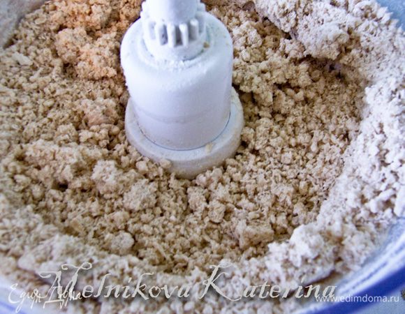 Смешать сухие ингредиенты: муку 1,5 стакана, цельнозерновую муку, сахар, овсяные хлопья (я все делала в кухонном комбайне с насадкой тестомешалки, но все можно делать и вручную). Затем добавить дрожжи и все перемешать. 