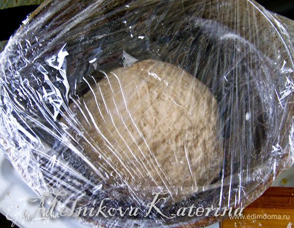 Добавить соль, масло, горчицу и воду. Тщательно все перемешать. Выложить тесто на стол и руками месить тесто еще 2-3 минуты с использованием оставшейся 0,5 ст. муки. Скатать шарик,положить в глубокую тару, закрыть пищевой пленкой. 