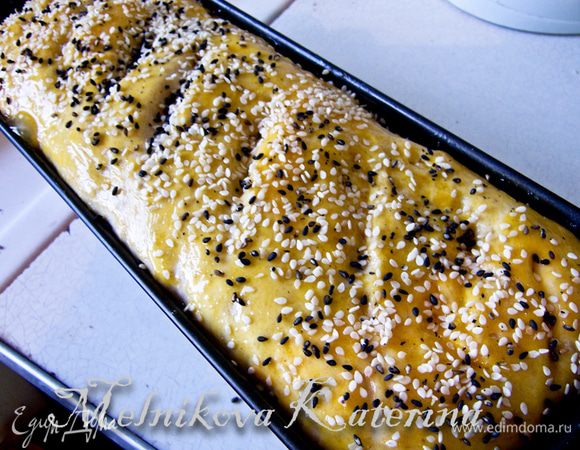 Смазать поднявшийся хлеб еще раз яйцом, присыпать кунжутом. Отправить выпекаться на 1 час при 180 градусах (после 25 минут выпекания я накрываю хлеб фольгой). 
