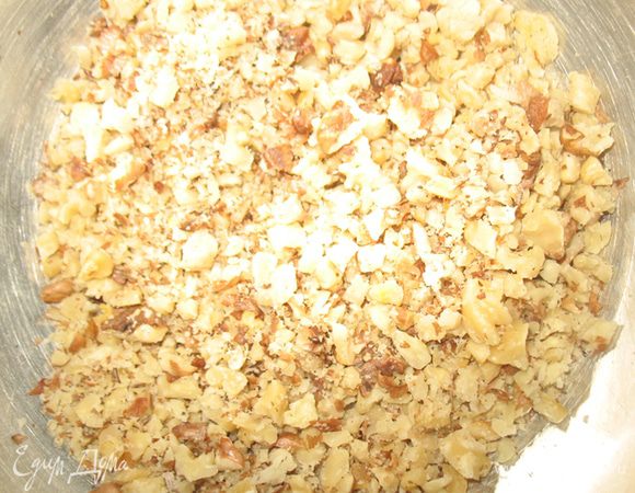 Готовим начинку. Поджариваем на сковороде орехи и немного измельчаем.