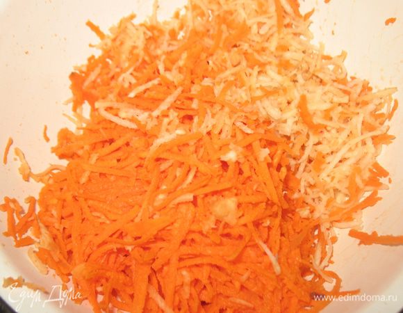 Морковку и сельдерей трем на мелкой терке (надо брать в одинаковых пропорциях).