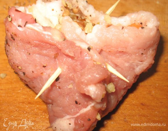 Положить небольшой кусочек масла и при помощи зубочисток собираем мешочек.