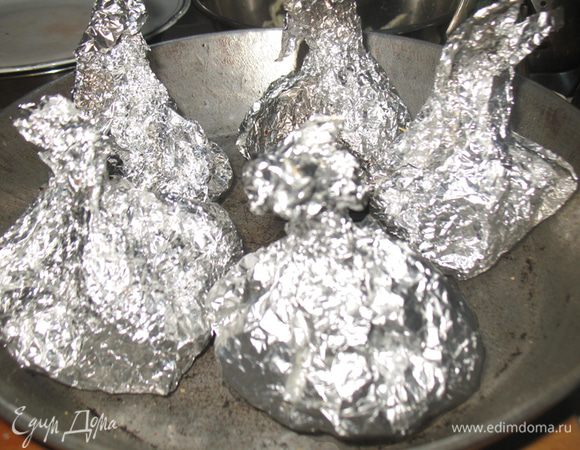 Положить на фольгу, смазать соусом и завернуть ее. Так поступаем с каждым мешочком и выкладываем на противень.
Запекать в духовке при температуре 200 градусов минут 45.