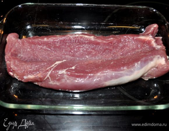 Филе свинины разрежем в середине .