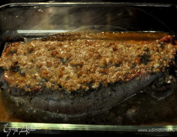 Выложим готовый ореховый соус поверх готовой свиной вырезки .Можно вернуть на несколько минут в духовку . Разрежем  на порционные куски и подаем к столу.