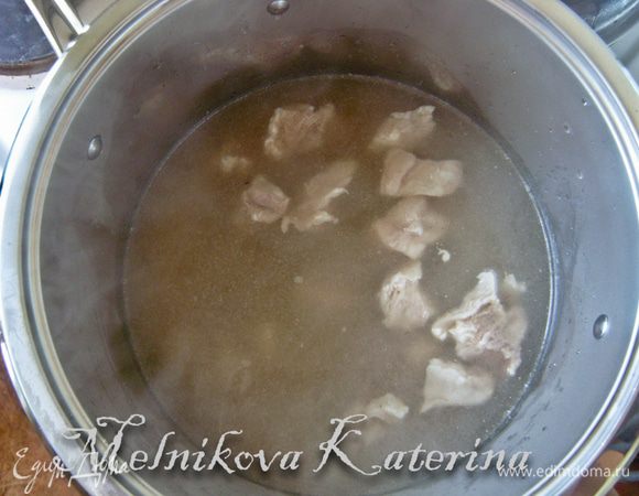 Мясо промойте, залейте 3 литрами воды. Доведите до кипения, снимите пену, убавьте огонь и варите около 1 часа.