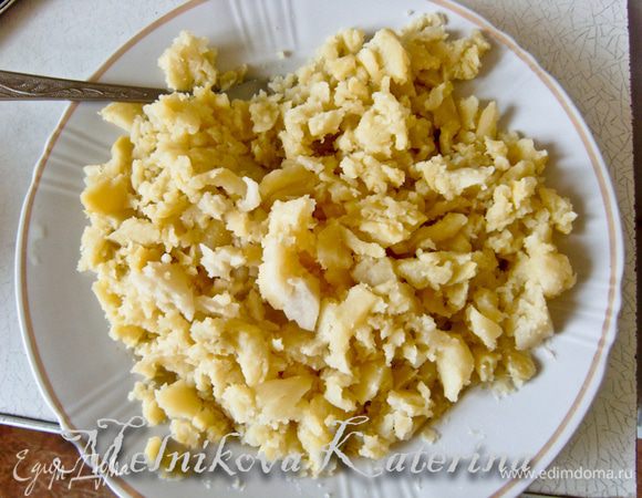 Картофель очистите. Целиком положите в кастрюлю с бульоном и продолжайте варить до готовности картофеля (около 25 минут). Достаньте картофель, разомните вилкой.