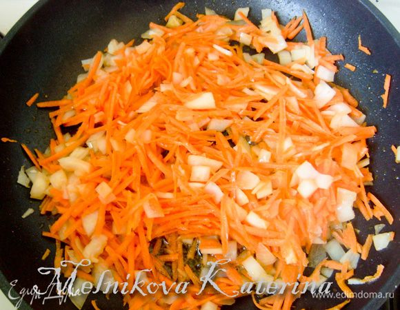 Тем временем нарежьте лук, морковь натрите на крупной терке. Пассеруйте на сковороде несколько минут на растительном масле.