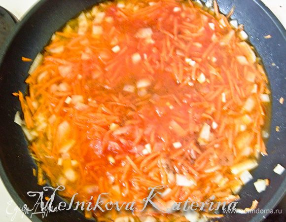 Добавьте томатную пасту, томатный сок или свежие томаты и 0,5 стакана воды. Добавьте к овощам мятый картофель, чеснок, соль, перец. Прогрейте еще 3–4 минуты.