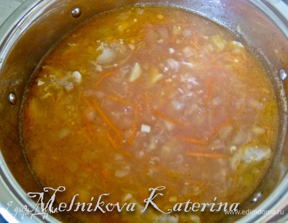 Обжаренные овощи добавьте к бульону. Томите около 20 минут. Дайте настояться.