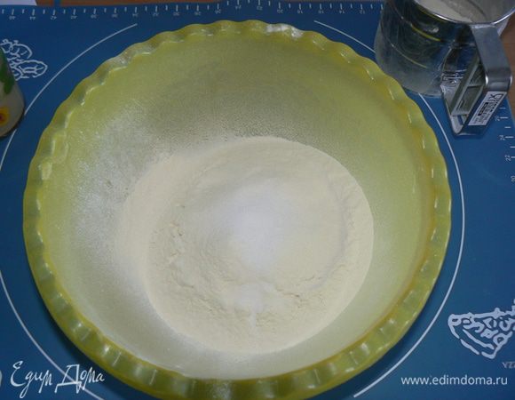 Просеять в миску муку с солью.