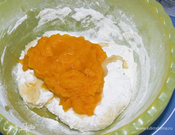 замесить некрутое тесто .Добавить  тыквенное пюре, хорошо вымесить, что бы пюре равномерно распределилось 