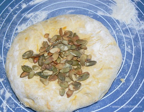 добавить семечки.Ударить тестом несколько раз об стол и месить еще 5 минут.
Тесто должно быть мягким и не тугим.
