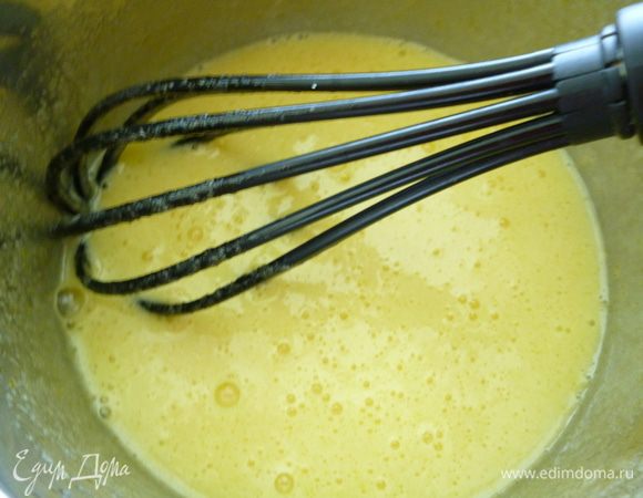 Готовим тесто:  взбиваем яйца с сахаром до легкого загустения.