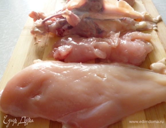 Берем куриную грудку на косточке.Срежем аккуратно филе.
