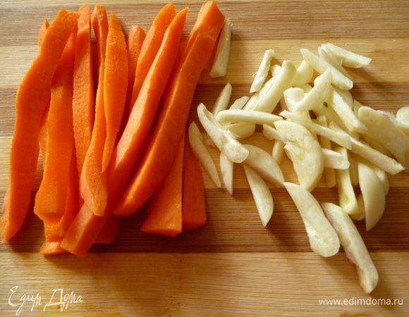 Нарежем морковь длинными полосками,чеснок брусочками.