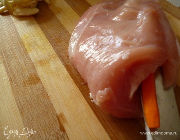 Нашпигуем филе.Ножом делаем прокол вдоль всего куска и засовываем кусок моркови(и так в нескольких местах).