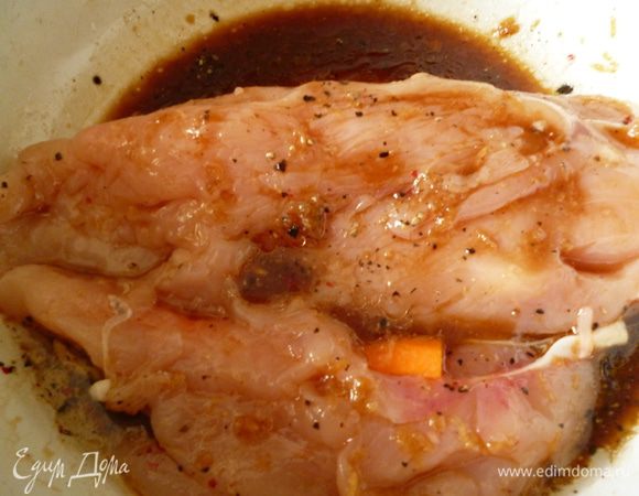 Теперь помещаем мясо в маринад,хорошо смазываем со всех сторон.