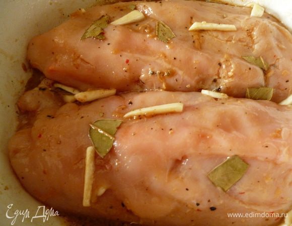 Повернем мясо срезом вниз,добавим кусочки чеснока,кусочки лаврушки,сверху прижмем небольшой тарелочкой и закроем крышкой.Уберем на ночь в холодильник.