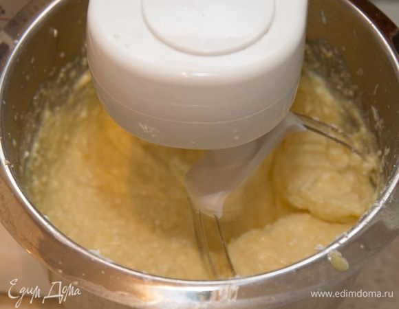 Все ингредиенты тщательно смешиваем в такой последовательности: яйца + сахар + растопленное масло + творог + картофель натертый на терке.
Выпекаем 40мин на 180градусах.