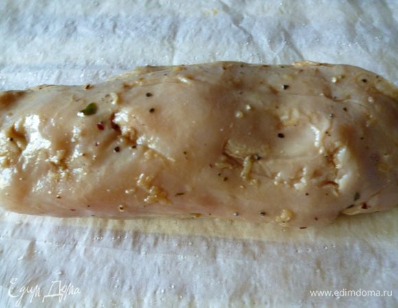 Достаем мясо из холодильника.Берем кусок пергамента,смочим его слегка водой и растительным маслом.Пергамент будет лучше прилегать к мясу.Выкладываем филе.