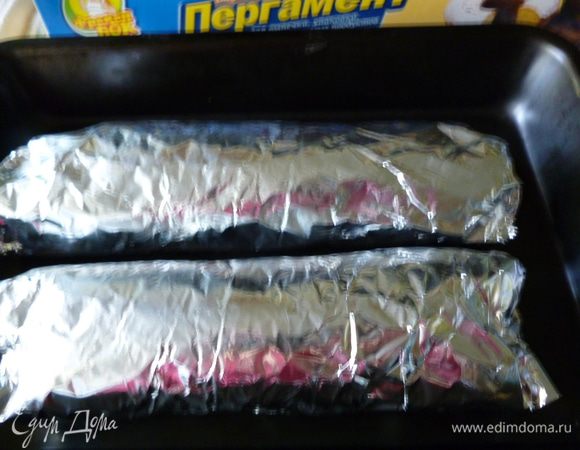 Заворачиваем в фольгу,выкладываем на противень и отправляем в нагретую до 170градусов духовку на 40минут.После запекания достаем из духовки и даем остыть в фольге.Затем разворачиваем.Берем сухой пергамент,заворачиваем филе и даем ему созреть в холодильнике часов 5-6,а лучше сутки.По желанию можно смазать буженину аджикой.Приятного вам аппетита!