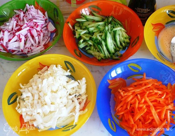 Сварите говяжий бульон без добавления соли. Охладите, достаньте мясо и нарежьте его тонкой соломкой. Овощи возьмите примерно в одинаковом количестве и нашинкуйте соломкой.