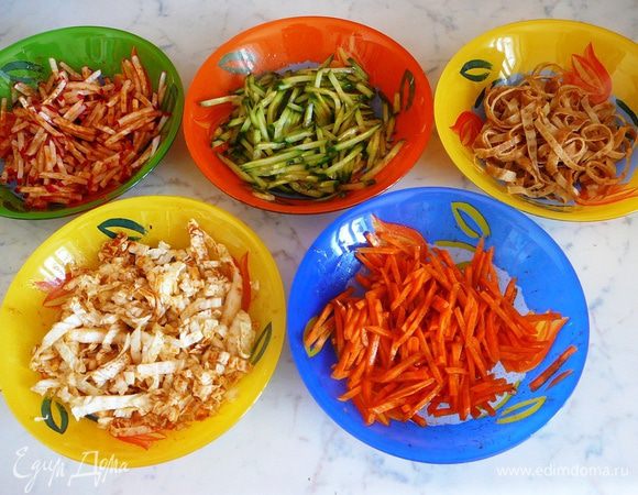 Сделайте маринад, смешав соевый соус, лимонный сок, растительное масло, измельченный чеснок и красный жгучий перец. Замаринуйте овощи в маринаде по отдельности.<br />
2 яйца слегка взбейте со щепоткой соли. На разогретую сковороду с маслом влейте яйца и обжарьте до золистого цвета с обеих сторон. Готовый блинчик скрутите в трубочку и нарежьте тонкой соломкой.