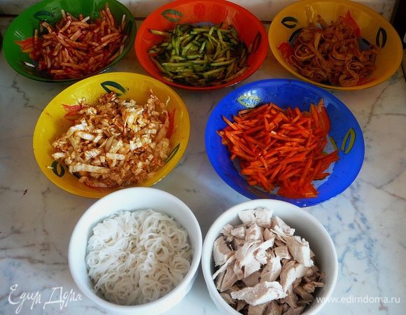 Рисовую лапшу отварите по инструкции на упаковке. Я варила 10 минут. В глубокую тарелку выложите горками маринованные овощи и омлет, по центру положите мясо и сверху — лапшу. В говяжий бульон также добавьте по вкусу соевый соус, лимонный сок и специи. Залейте все бульоном, кукси готов!