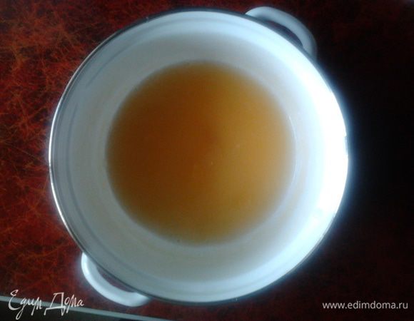 Желатин замочить в пол стакане воды и оставить для набухания