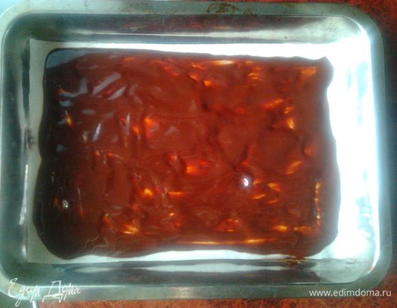 Выложить на противень 1/2 часть шоколада  и отправить в холодильник до застывания